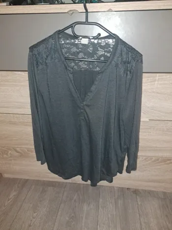 Blouse grise avec dentelle