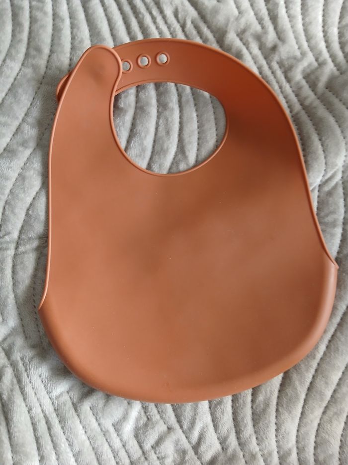 Bavoir marron en silicone - photo numéro 3