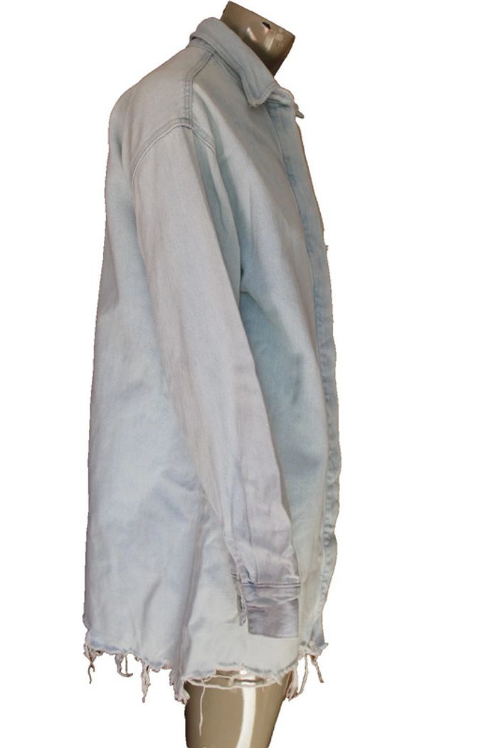 veste chemise sur chemise en jeans bleu clair effet used marque zara taille indiquée S = 36/38/40 - photo numéro 4