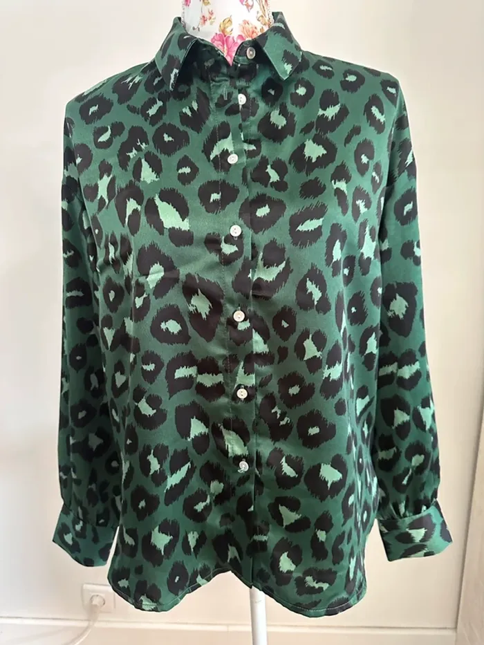 Chemise léopard satinée