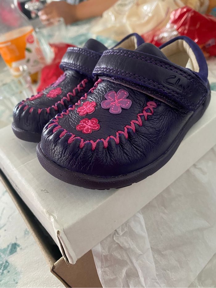 Chaussure bebe clarks  pointure 20 neuve