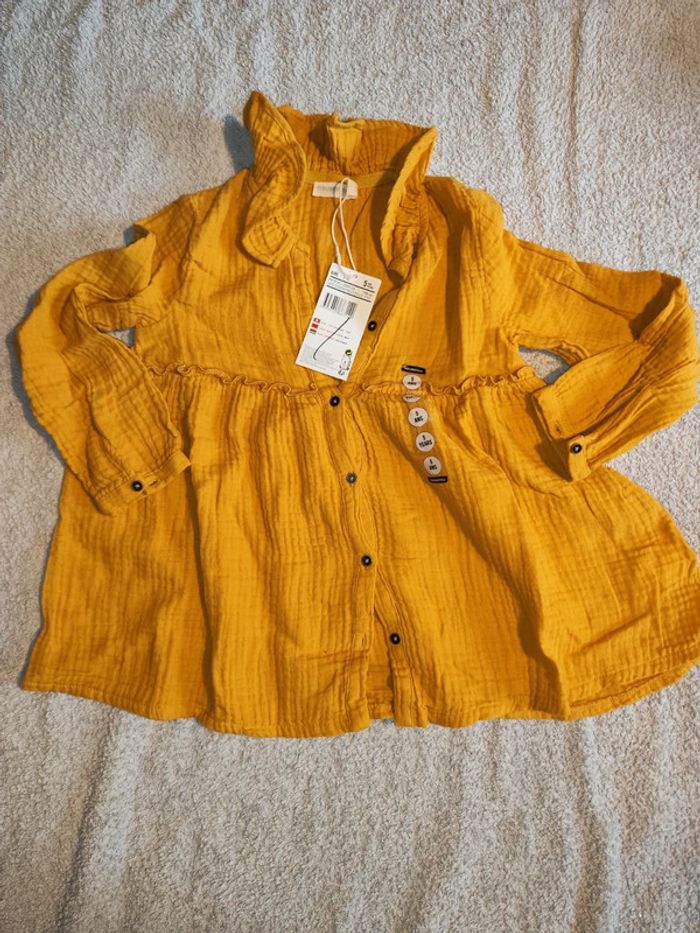 Super belle chemise neuve moutarde 5 ans