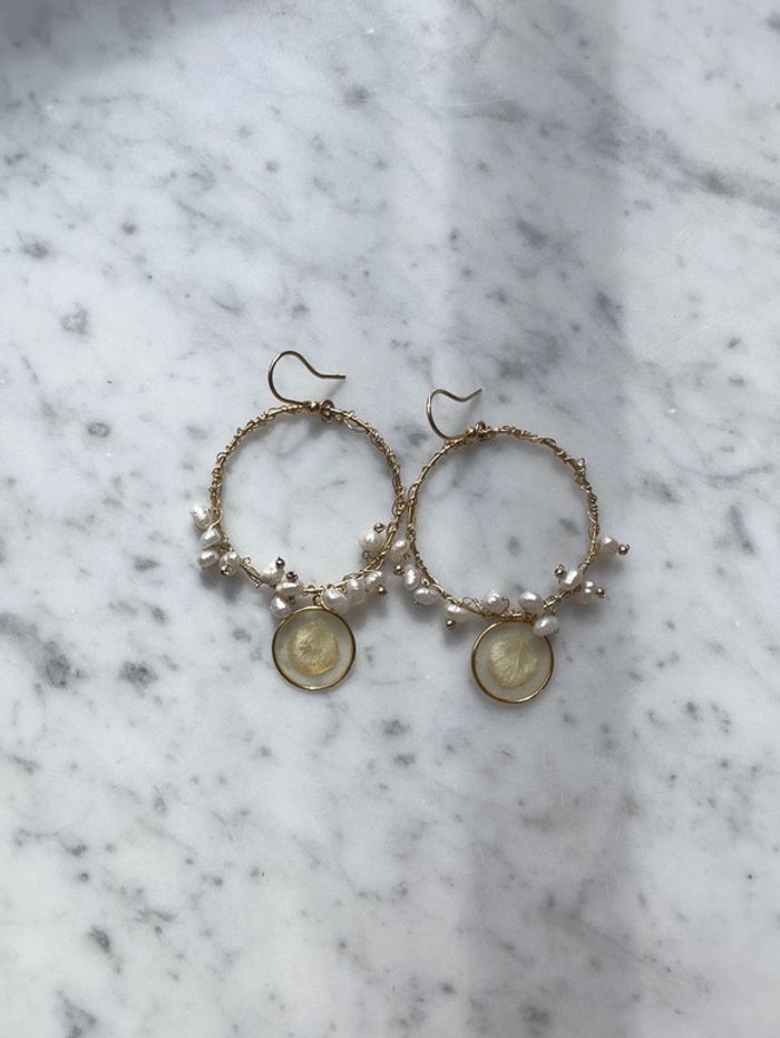 Boucles d’oreilles créoles gold filled perles et fleurs
