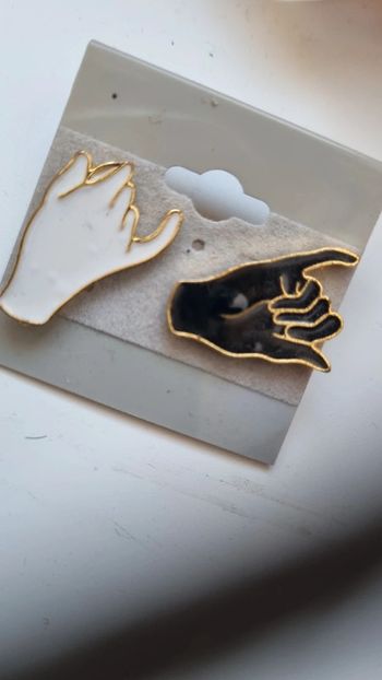 Pins pin's les petit doigts neuf