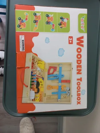 Jeux en bois de construction. Wooden toolbox
