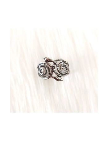 Bague en métal ajouré avec serpents style gothique