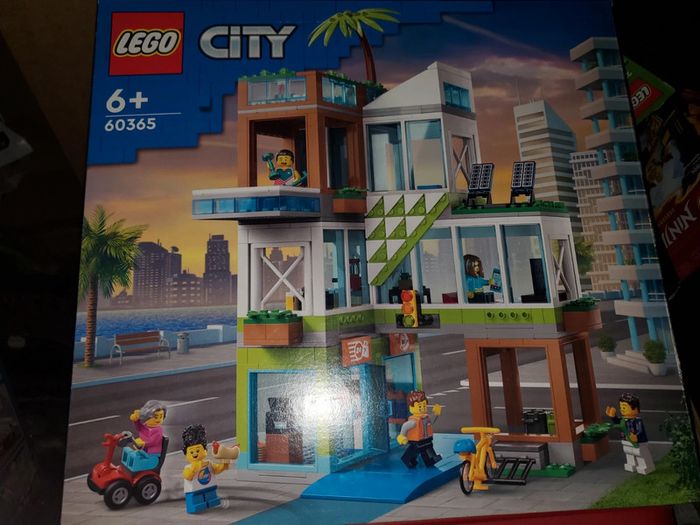 Lego city grand immeuble moderne.