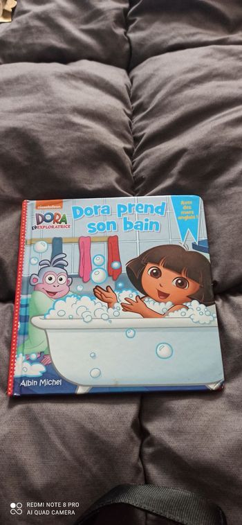 Livre dora prend son Bain
