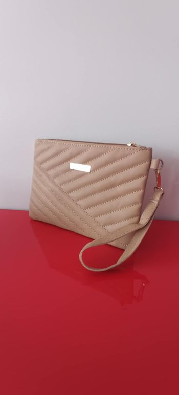 Pochette beige avec sangle pour le poignet amovible
