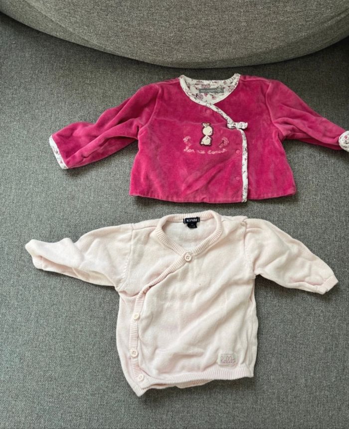 Lot 3 gilets une paire de chaussette et 2 bonnets 3 mois