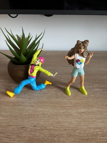 Deux figurines barbie kinder 