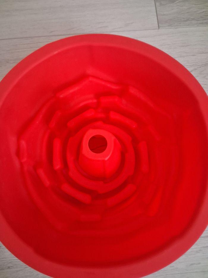 Moule en silicone rouge "Fleur" en tres bon etat - photo numéro 6