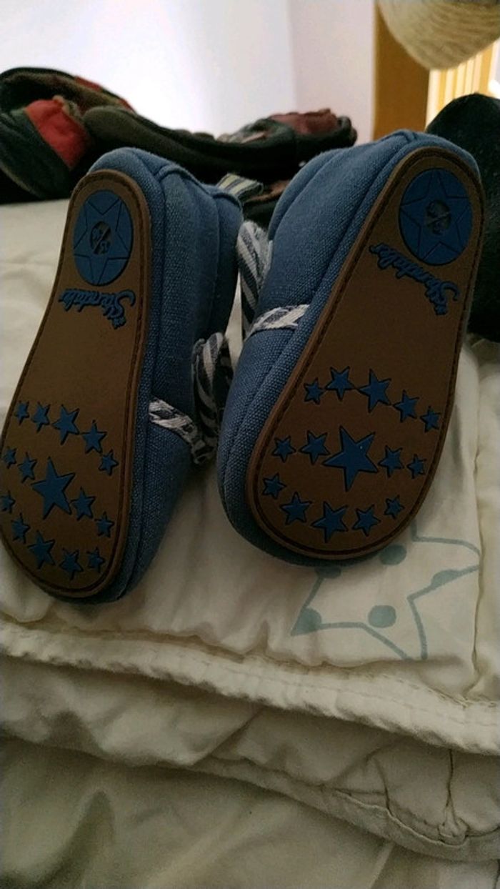 Chaussons petits bébés impeccables - photo numéro 2