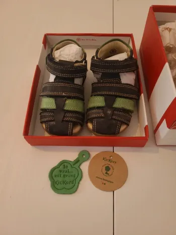 Sandale bleu vert kickers porté taille 20