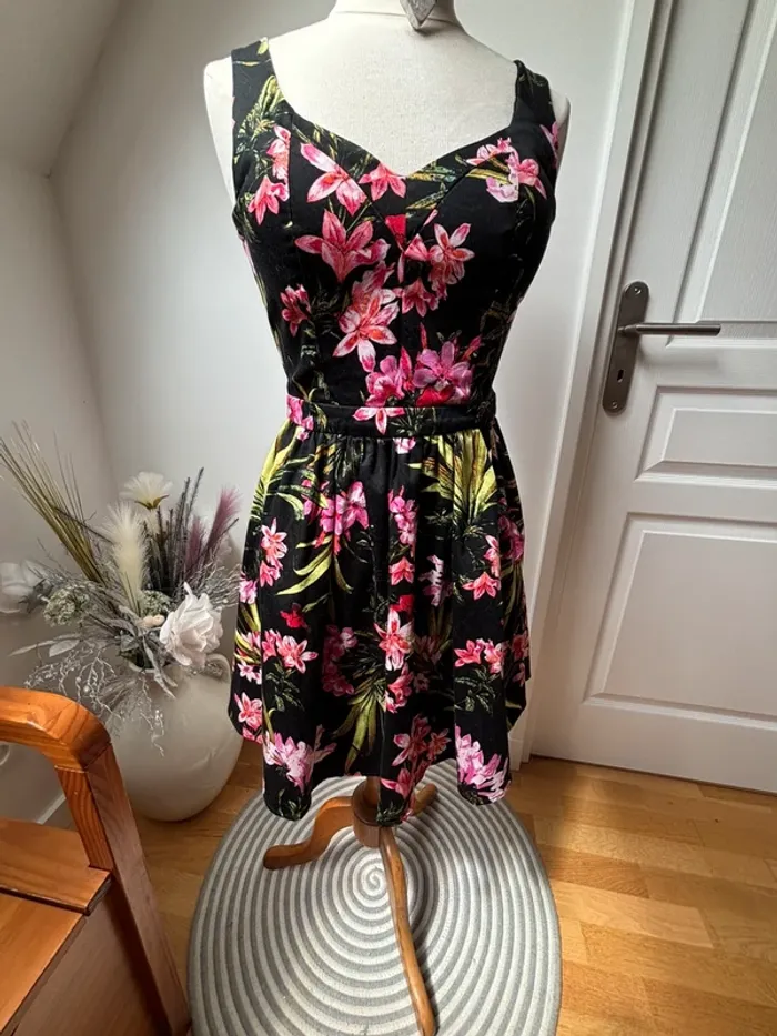 🌺 Robe noire à fleurs - Dos ouvert - Morgan - T38 - photo numéro 6