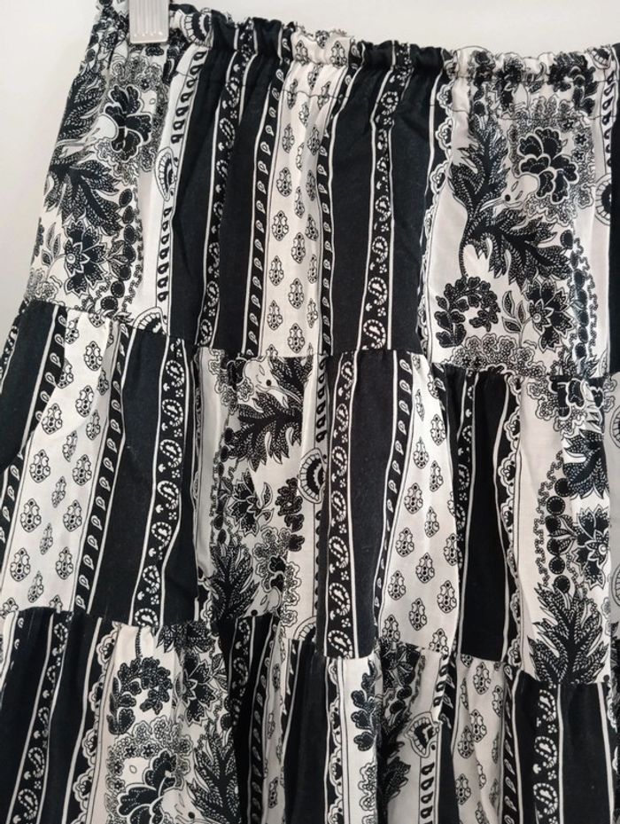 Jupe provençale vintage
Longueur midi.
Imprimé noir et blanc. - photo numéro 3