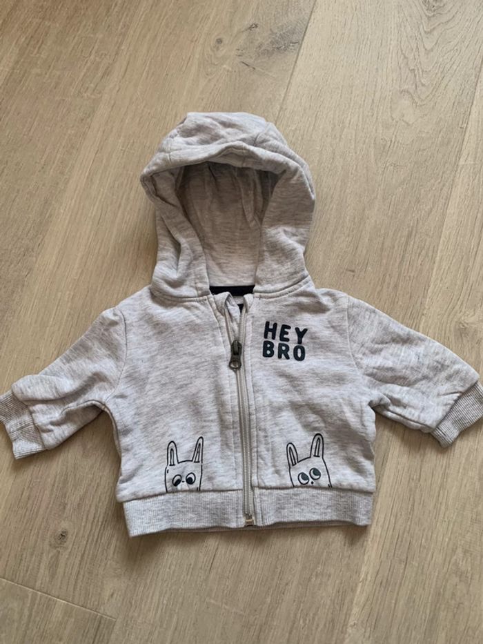 Veste à capuche taille 1 mois