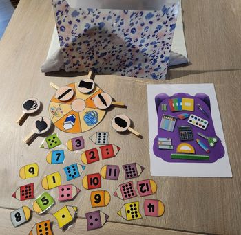 Jeux plastifiés et scratchés façon montessori