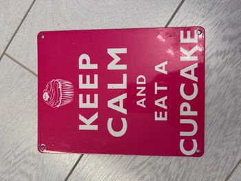 Plaque vintage en métal Keep Calm and Eat a Cupcake rose et blanc