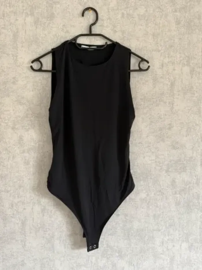 Body noir à bretelles Bershka taille M