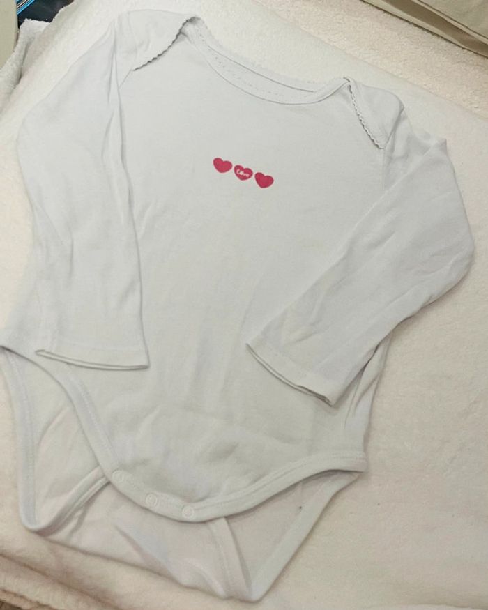 Body / Bodie blanc avec 3 petits cœurs rose Obaibi 18 mois 80cm - photo numéro 2