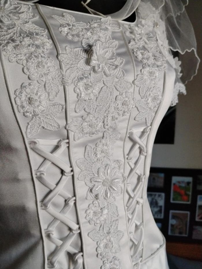 Robe de mariée chic et sophistiquée complicité la fête TBE avec accessoires - photo numéro 16