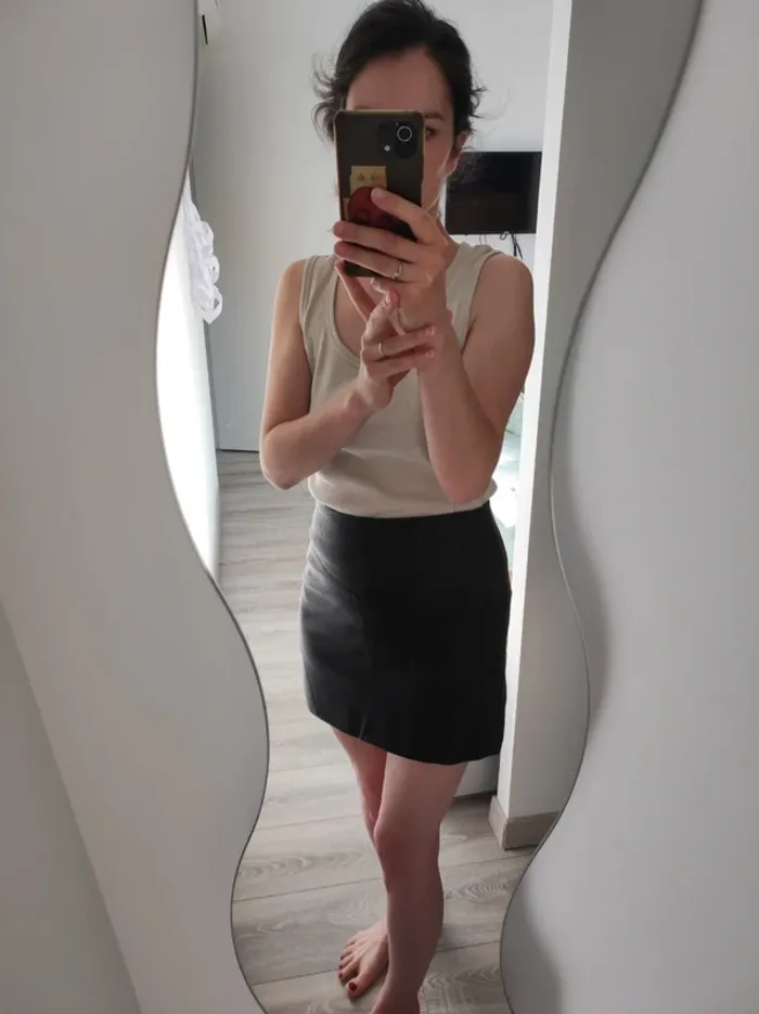 Mini jupe simili cuir H&M XS - photo numéro 2