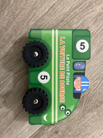 Le petit pilote la voiture de course