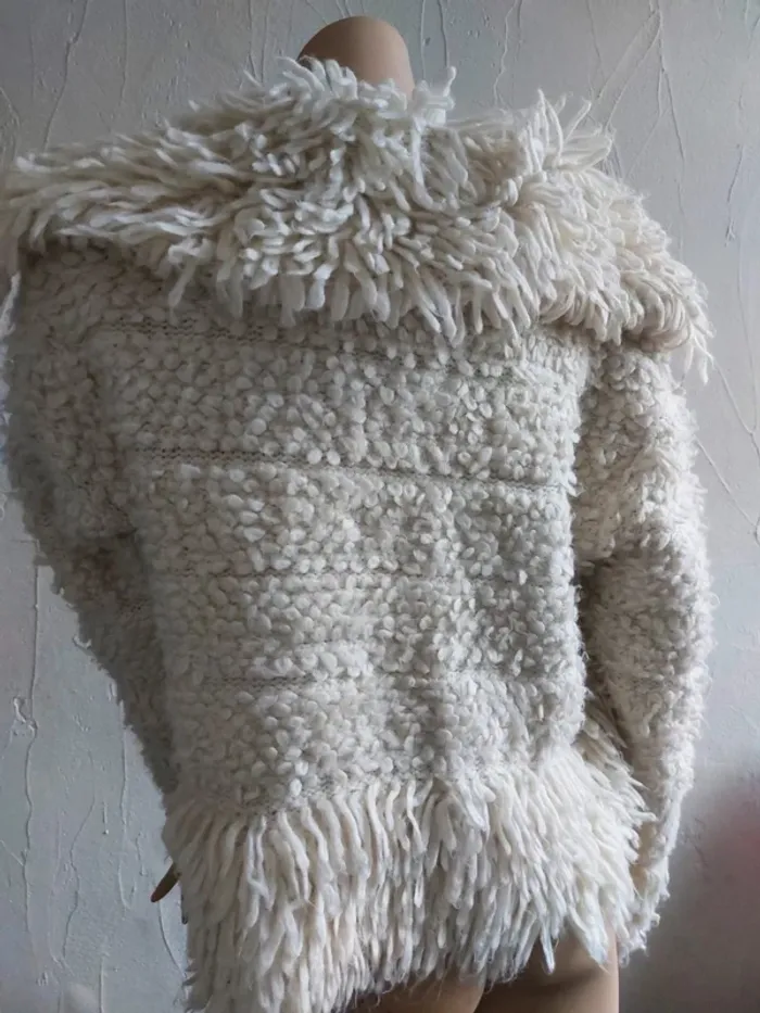 Veste cape en style peluche blanche - photo numéro 5