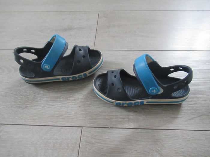 Sandales noir et bleu en plastique à scratch CROCS Taille 25 - 26 ( C9) - photo numéro 2