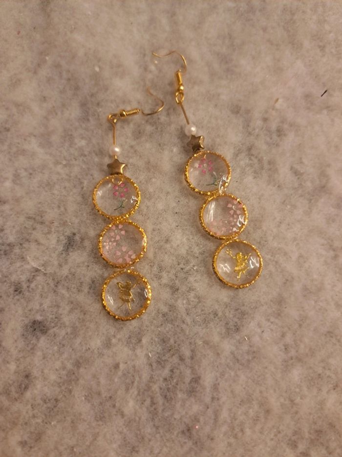 Boucles d'oreilles pendante en résine multicolore et doré - photo numéro 2