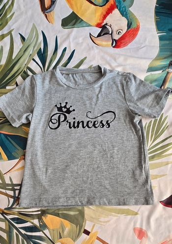 T-shirt Gris "Princess" - Pour une Touche Royale au Quotidien !
