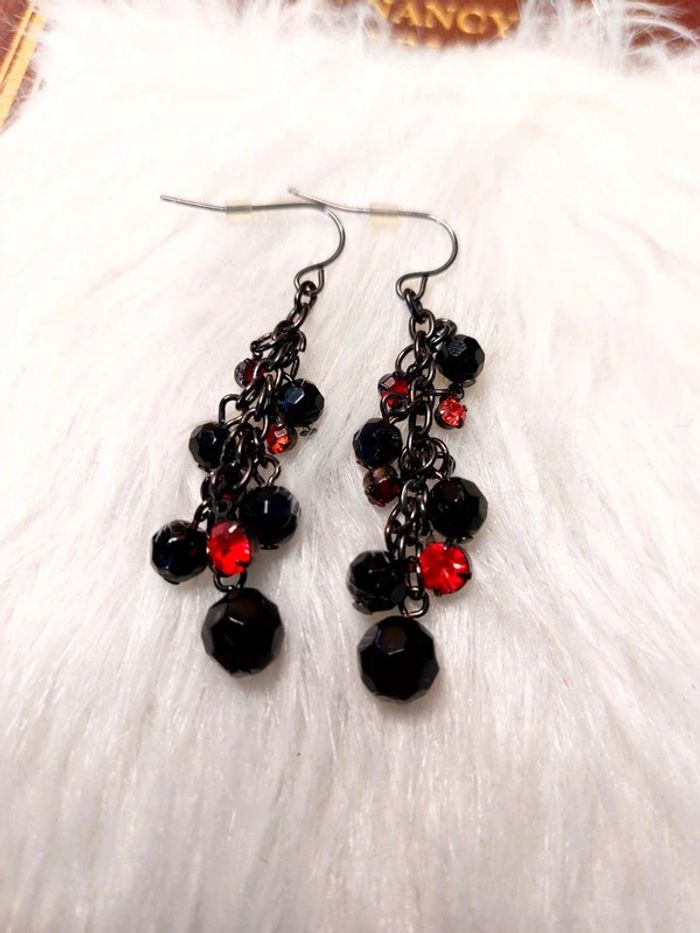 Magnifique paire de boucles d'oreilles pendantes perles couleur rouge et noir - photo numéro 3