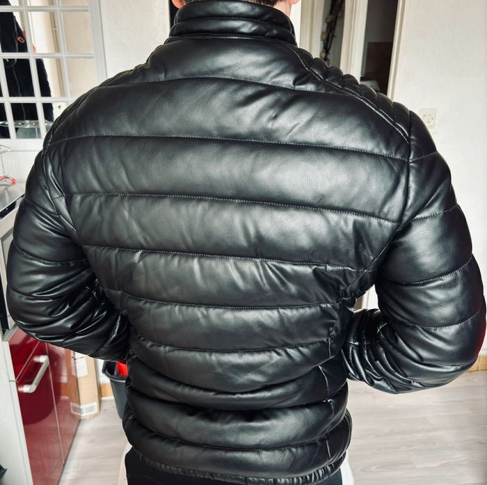 Doudoune homme en similicuir GUESS 🖤 Taille M - photo numéro 3