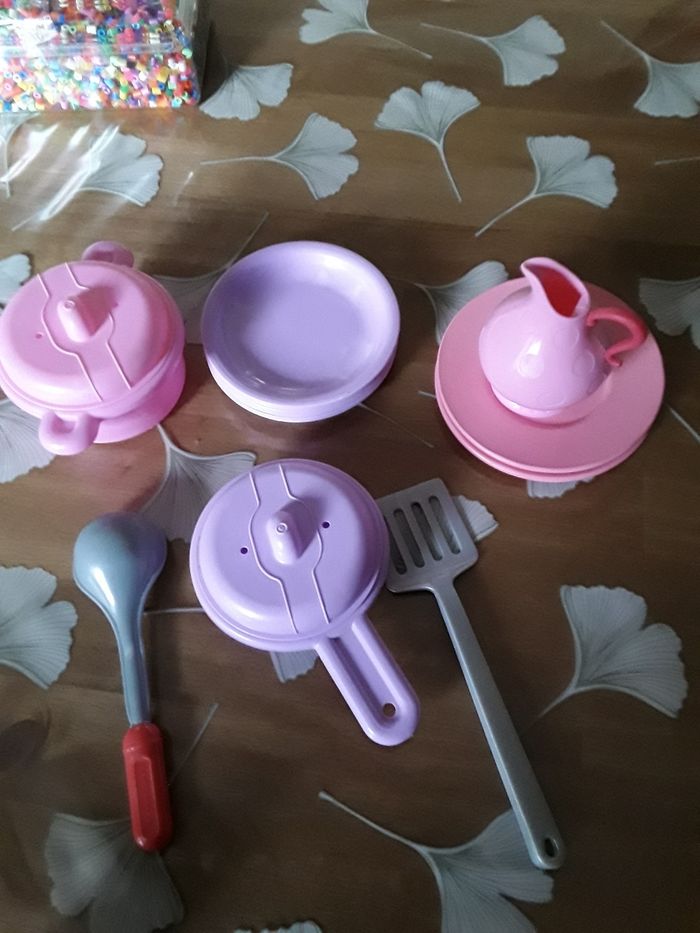 Dinette rose et mauve en plastique - photo numéro 2