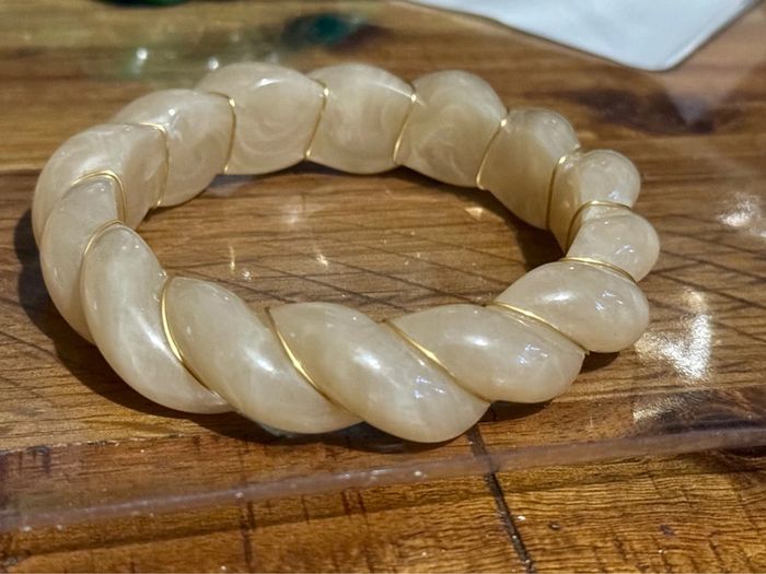 Bracelet jonc torsadé tressé Mile Mila résine beige marron reflets fils or acier inoxydable or