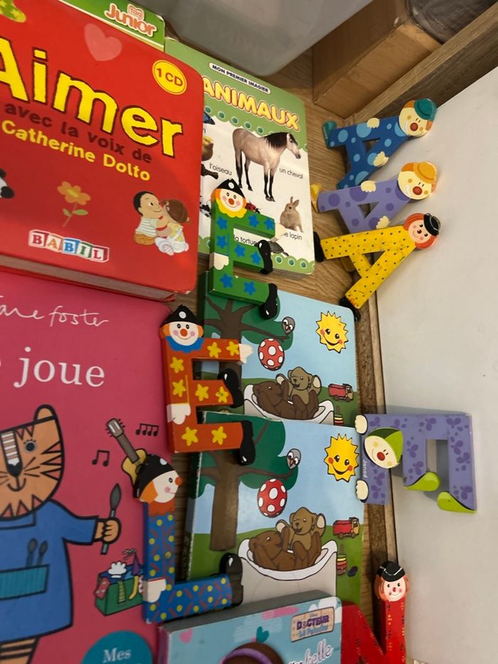 Mot 6/12 mois livres cartonnés décoration et quelques vêtements - photo numéro 10