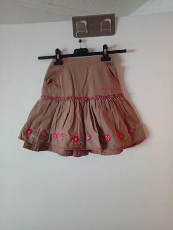 Jolie jupe beige.  6 ans