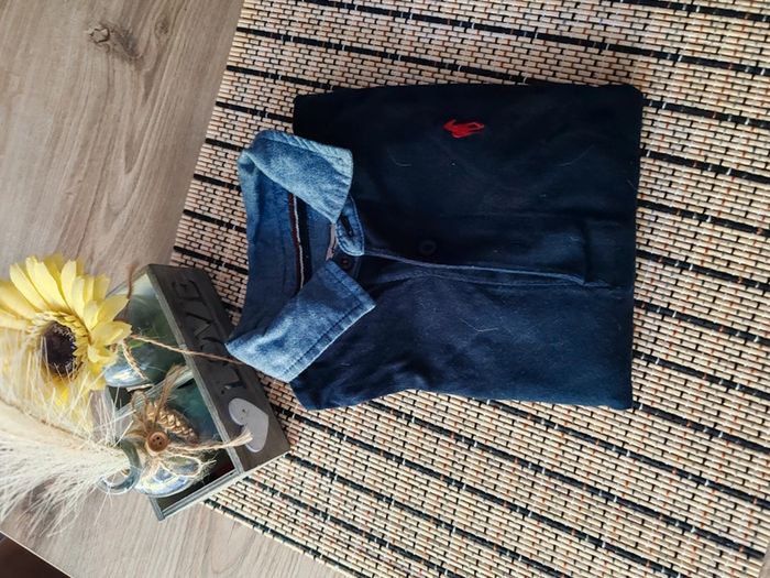 Polo bleu marine avec écusson 6 ans