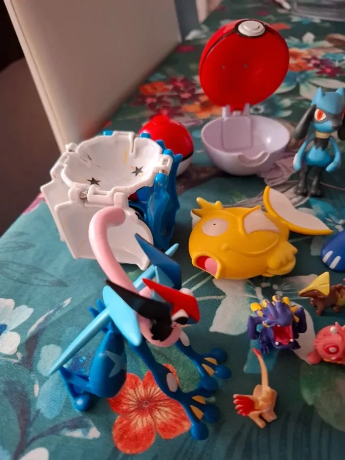Magnifique lot de pokeball avec figurine - photo numéro 5
