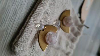 Boucles d'oreille pendantes rose et doré