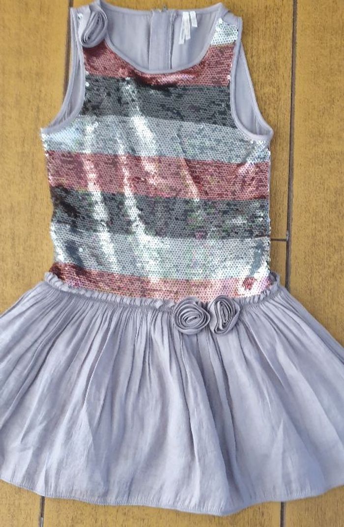 robe brillante avec petits noeuds