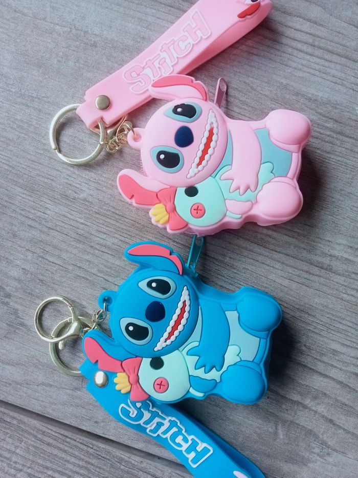 10 porte monnaie/ porte clefs Stitch silicone neuf - photo numéro 2