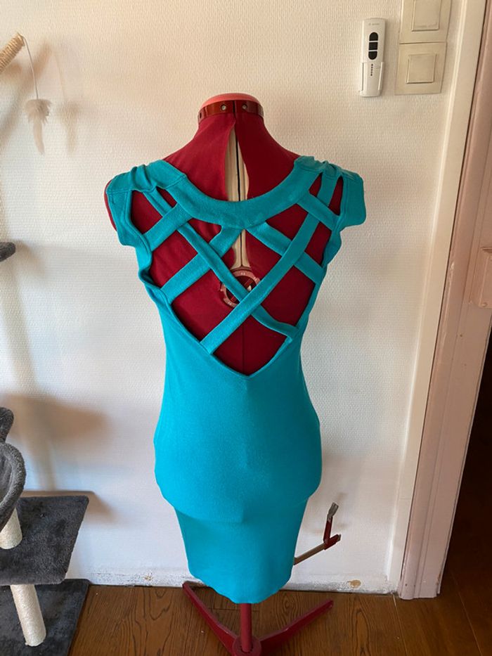 Robe bleue dos sexy - photo numéro 2