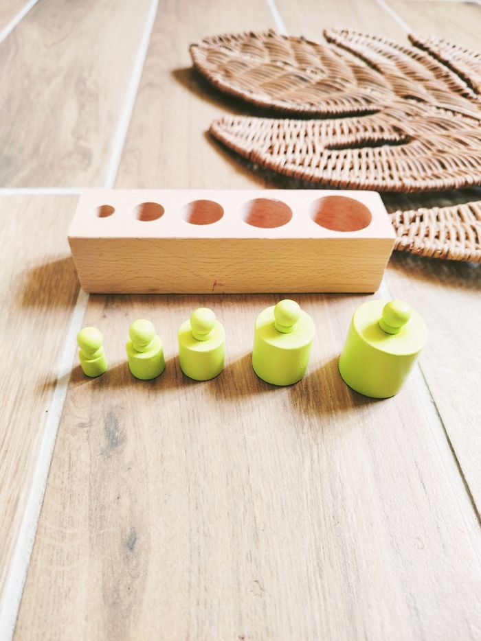 👶Bloc avec cylindres / poids vert fluo en bois Montessori JB610
