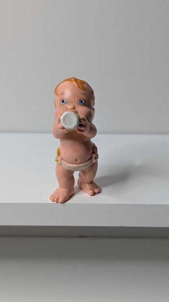 [Magic Diaper] Figurine babies debout boit un biberon