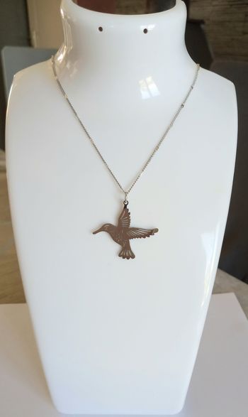 Collier oiseau colibri argenté.