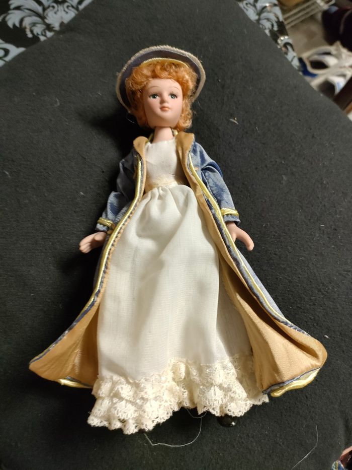 Petite poupée en porcelaine - photo numéro 6