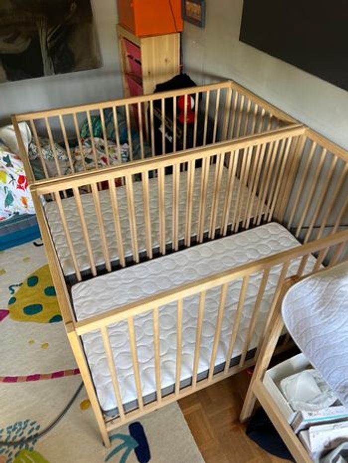 Lit bébé IKEA avec excellent matelas