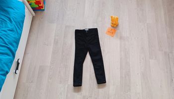 Pantalon noir garçon, skinny, taille 3 ans, marque Kiabi, en très bon état.